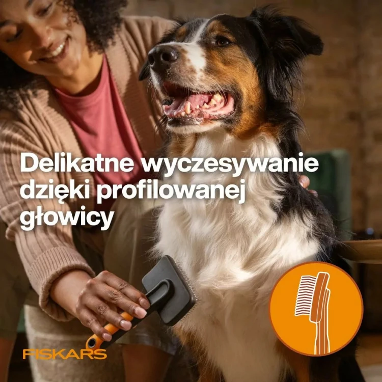 Szczotka pudlówka Fiskars PET CARE podczas delikatnego wyczesywania sierści psa przez opiekuna