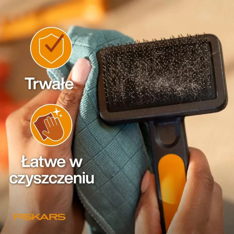 Szczotka Fiskars PET CARE czyszczona ściereczką z luźnej sierści po pielęgnacji pupila