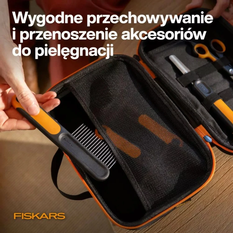 Otwarte etui Fiskars PET CARE z grzebieniem wkładanym do siatkowej kieszeni