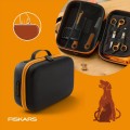 Etui podróżne Fiskars PET CARE zamknięte i otwarte z akcesoriami do pielęgnacji psa i kota