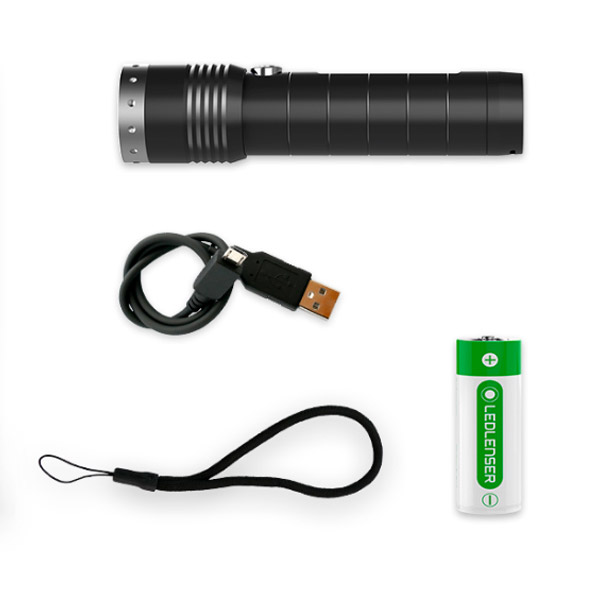 Latarka Ledlenser MT14 z akumulatorem, przewodem USB, paskiem widocznym na zdjęciu