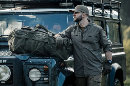 Rękawice Pentagon Duty Mechanic Olive na dłoniach podczas wyprawy terenowej
