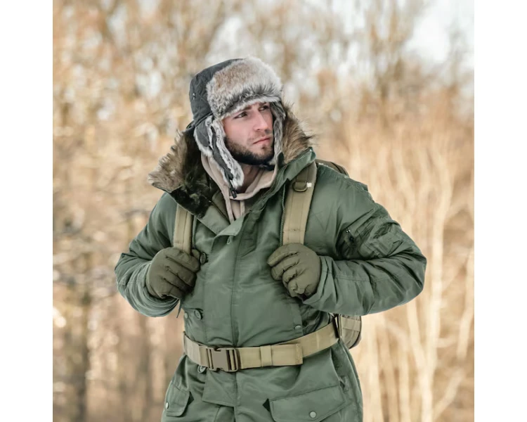 Czapka Mil-Tec Winter Faux-Fur czarna podczas zimowej aktywności w terenie