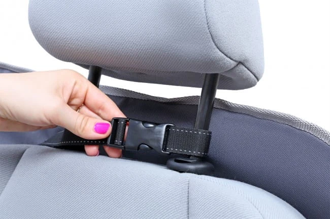 Mocowanie maty Kardimata Anti Slip przy zagłówku samochodu