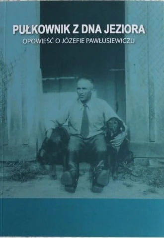 Pułkownik z dna jeziora - okładka książki o Józefie Pawłusiewiczu i historii gończego polskiego