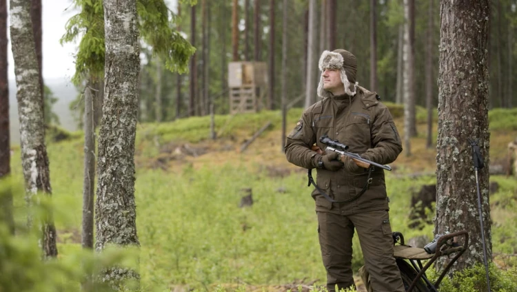 Brązowa czapka myśliwska uszatka Pinewood Murmańsk 9420 na polowanie, spacery i zimowe aktywności w terenie
